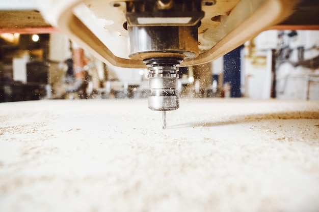 Máquina CNC que trabaja cortando madera Industria de la carpintería