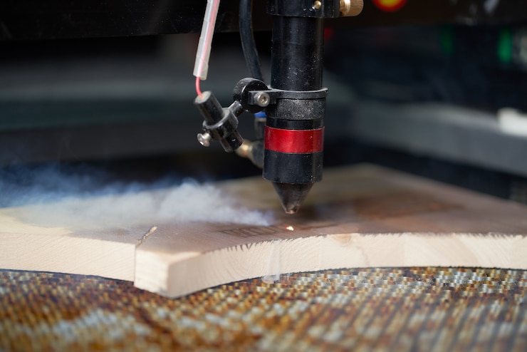 Foto máquina cnc y tablero de madera en taller