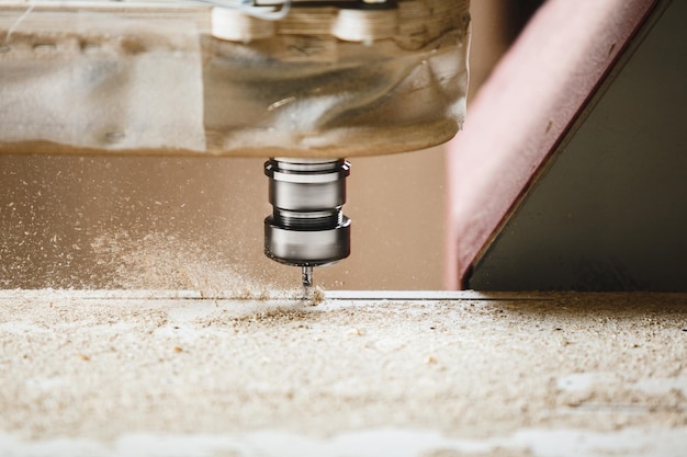 Máquina CNC en el taller de carpintería Cortar madera con varias piezas de enrutador