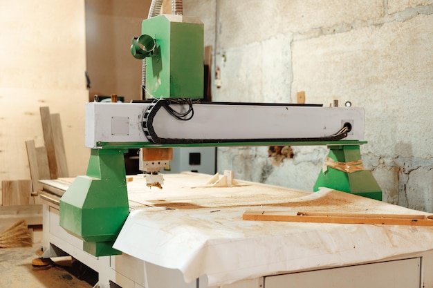 Foto máquina cnc para el trabajo de la madera en el taller de carpintería