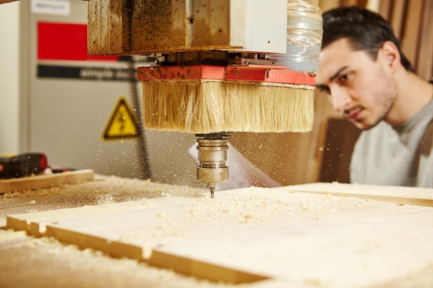 Foto máquina con control numérico corta madera dispositivo cnc en el taller de carpintería