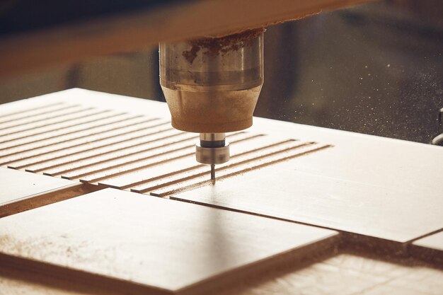 Máquina con control numérico por ordenador para cortar madera con varias piezas de enrutador