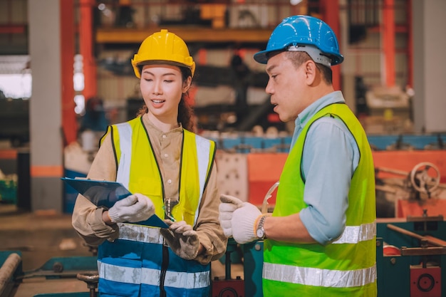 Máquina de control de trabajo de ingeniero asiático del equipo en fábrica Grupo de personas Asia Máquina de control de trabajadores con fabricación de la industria