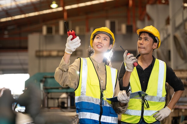 Máquina de control de trabajo de ingeniero asiático del equipo en fábrica Grupo de personas Asia Máquina de control de trabajadores con fabricación de la industria