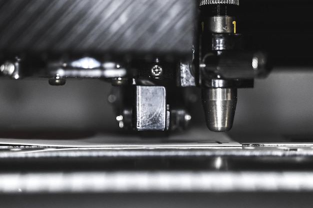 Máquina cortadora láser de plotter moderna en la industria de la imprenta, foto de vista de primer plano