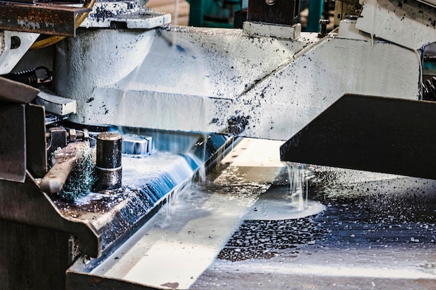 Máquina para cortar perfiles de metal La sierra corta piezas de metal en bruto Equipos industriales para cortar y procesar metal