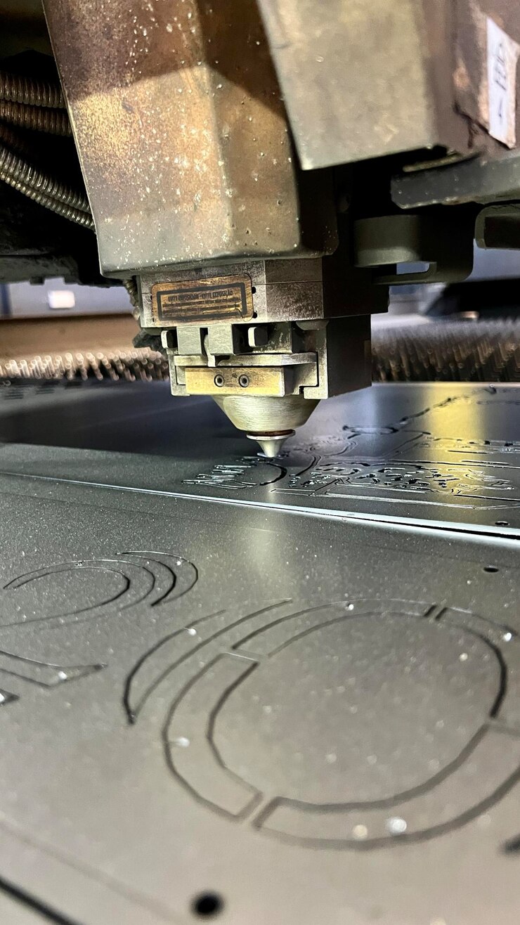 Foto máquina de corte por láser cnc que trabaja con chapa con chispas en fábrica