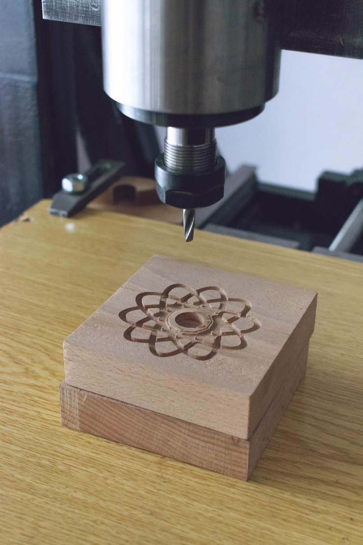 Foto máquina de corte de madera 3d cnc router de madera