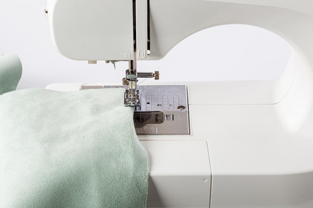 Máquina de coser costura de telas aguja en un plan redondo de cerca