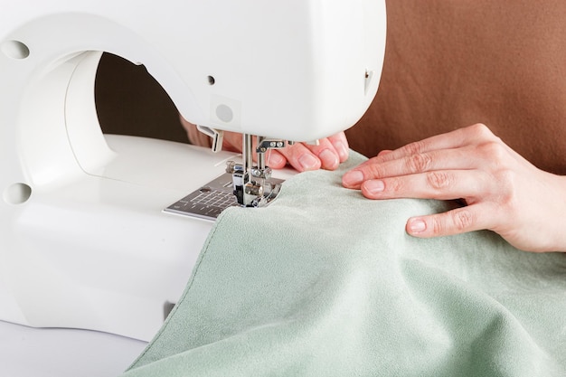 Foto máquina de coser costura de telas aguja en un plan redondo de cerca