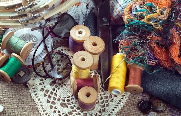 Una máquina de coser con hilo y una máquina de coser a la derecha.