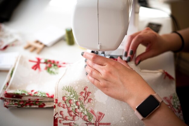 Foto máquina de coser de manos recortadas