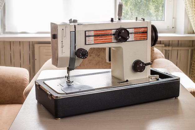 Máquina de coser vintage en una mesa de madera