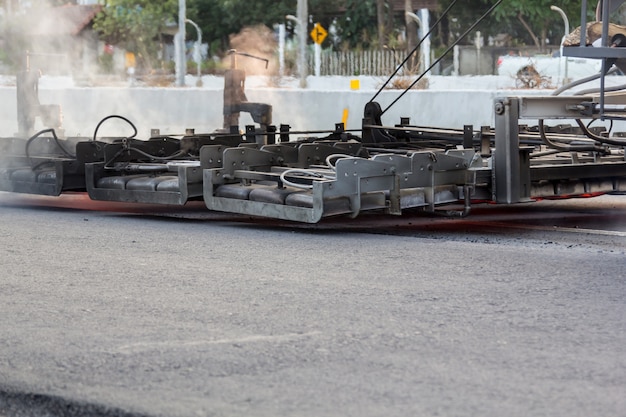 Máquina de aquecimento de superfície trabalhando na estrada de asfalto