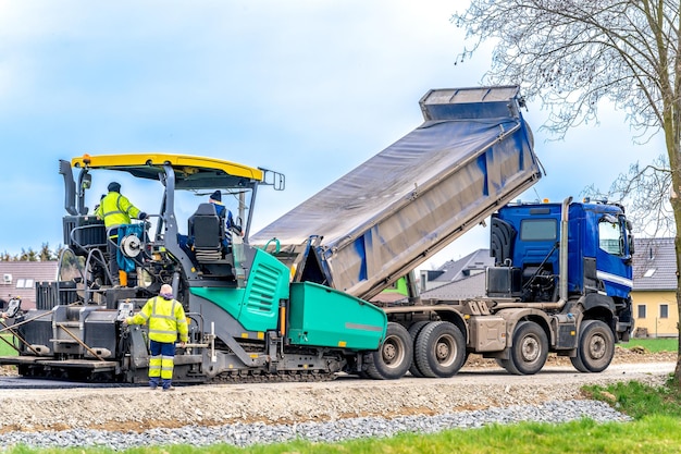 Máquina de asfaltamento de caminhões rodoviários com asfalto a criação de uma nova comunicação e infraestrutura de transporte