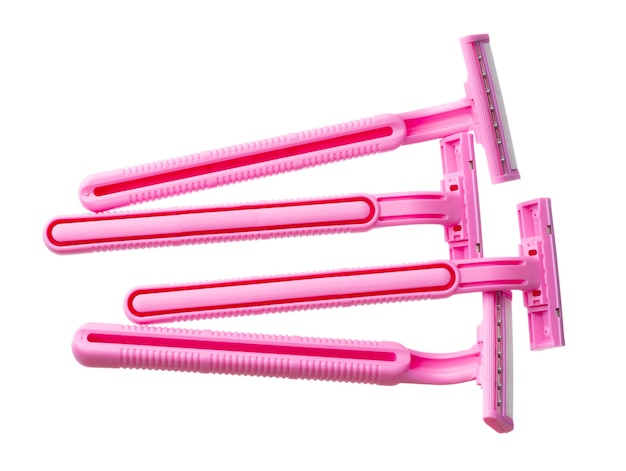Máquina de barbear feminina rosa isolada no branco