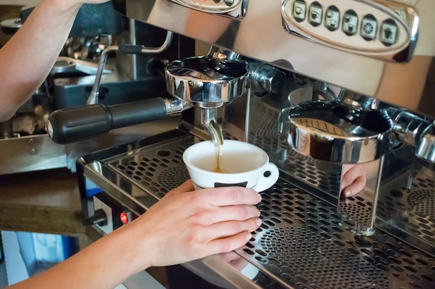 Máquina de café expresso fazendo café em bar, bar, restaurante