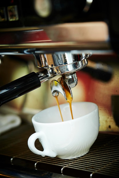 Máquina de café expresso fazendo café no café