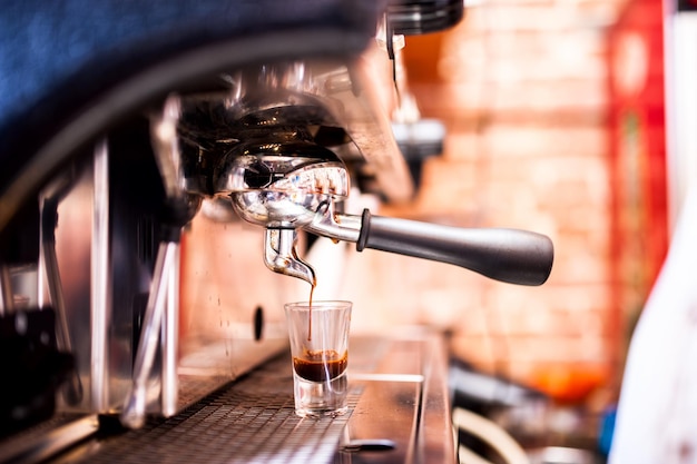 Foto máquina de café expresso fazendo café no restaurante bar bar