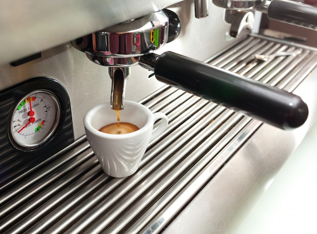 Máquina de café expresso, fazendo uma xícara de café.