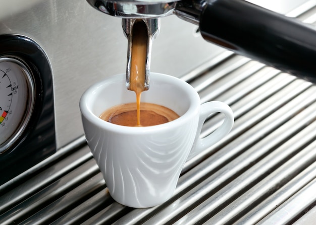 Máquina de café expresso, fazendo uma xícara de café.