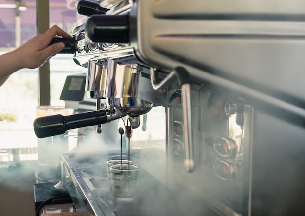 Máquina de café grande máquina derramando na copa