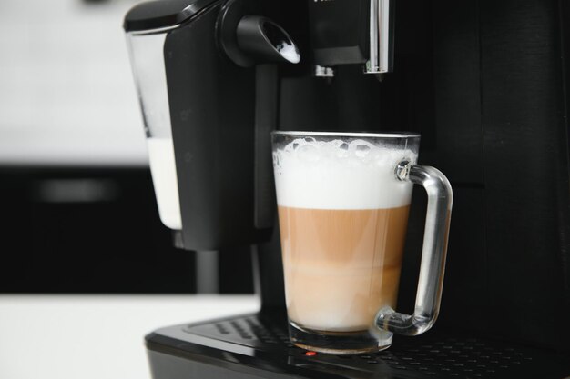 Foto máquina de café moderna na mesa da cozinha