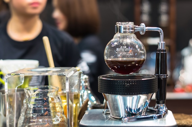 Máquina de café na loja com o cliente turva fundo