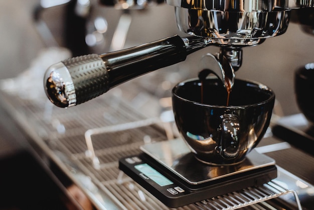 Máquina de café preparando a xícara de café