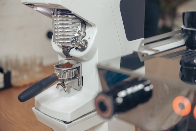 Máquina de café profissional com porta-filtro na cafeteria