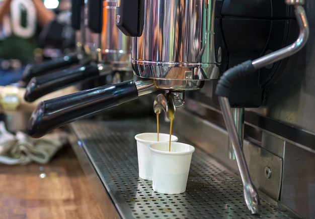 Máquina de café que faz espresso tiro em uma loja de café