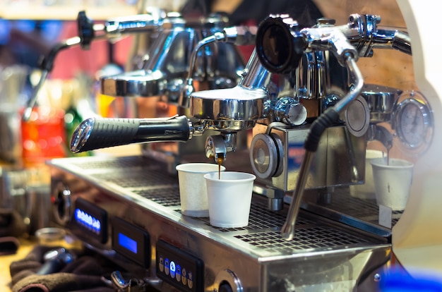 Máquina de café que faz espresso tiro em uma loja de café