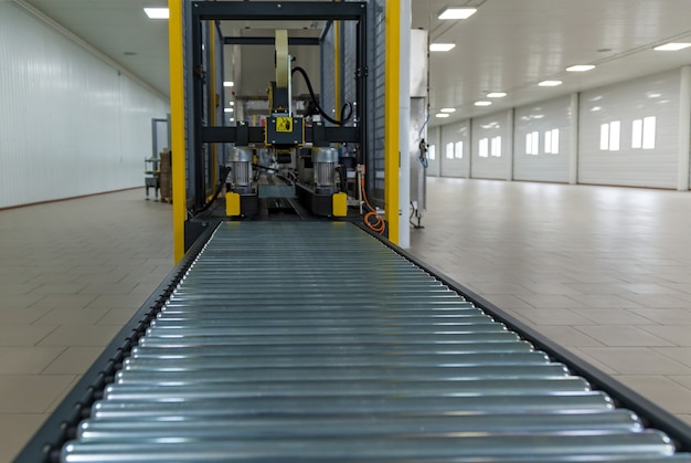 Foto máquina de cintar para linha de embalagem industrail máquina moderna para linha de embalagem na fábrica