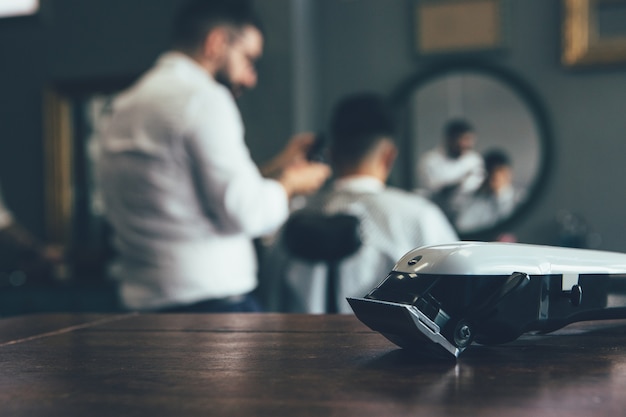 Máquina de cortar cabelo em uma mesa