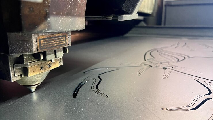 Foto máquina de corte a laser cnc trabalhando com chapa metálica com faíscas na fábrica