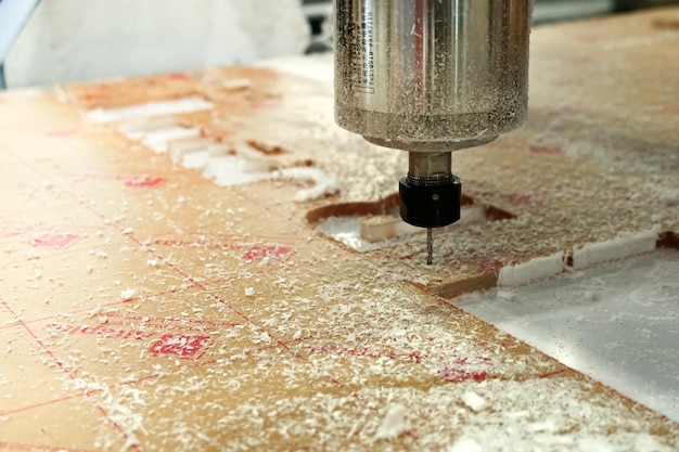 Máquina de corte CNC Alta eficiência em ação, cortando material plástico. Máquina de trabalho CNC.