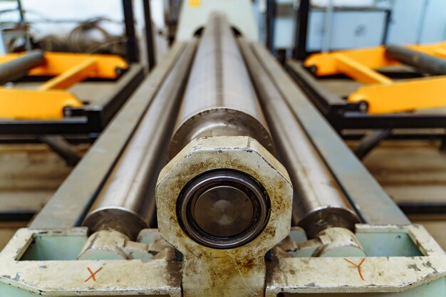 Máquina de corte de metal em aço pelo torno CNC na oficina