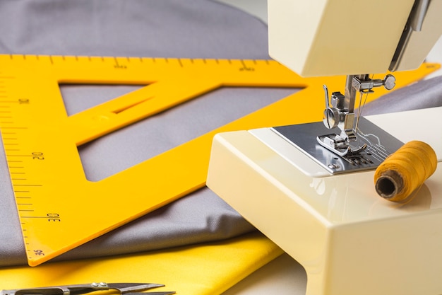 Máquina de costura com linha e tecido