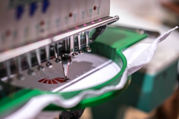 Máquina de costura industrial automática pelo teste padrão digital. Indústria têxtil moderna.
