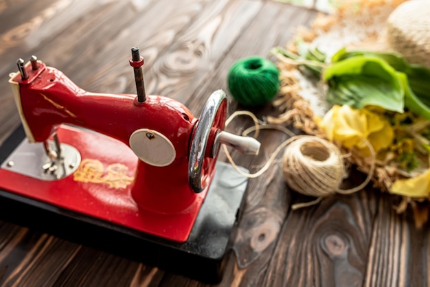 Máquina de costura infantil vintage em uma mesa de madeira Brinquedo de máquina de costura soviética para crianças