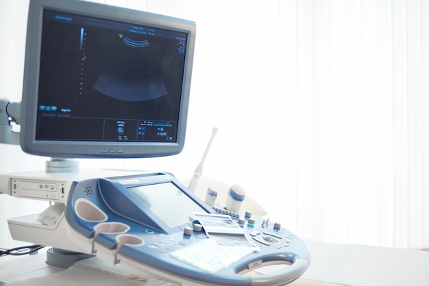Máquina de escaneamento por ultra-som na clínica
