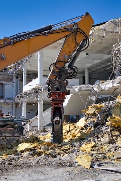 Foto máquina de escavação num local de construção de demolição