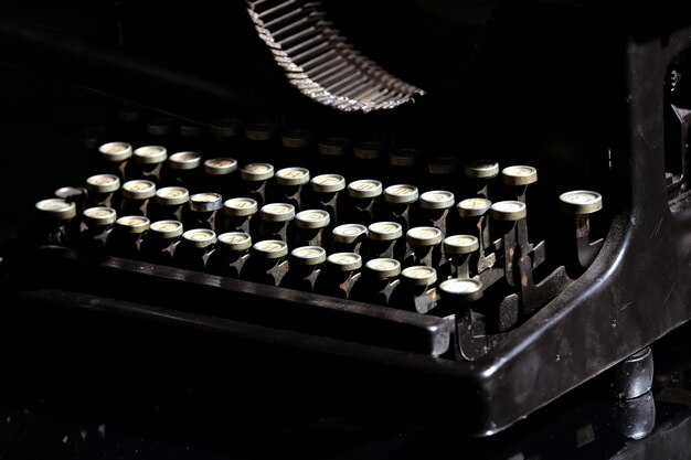 Máquina de escrever mecânica vintage com layout de teclado cirílico isolado sobre fundo preto