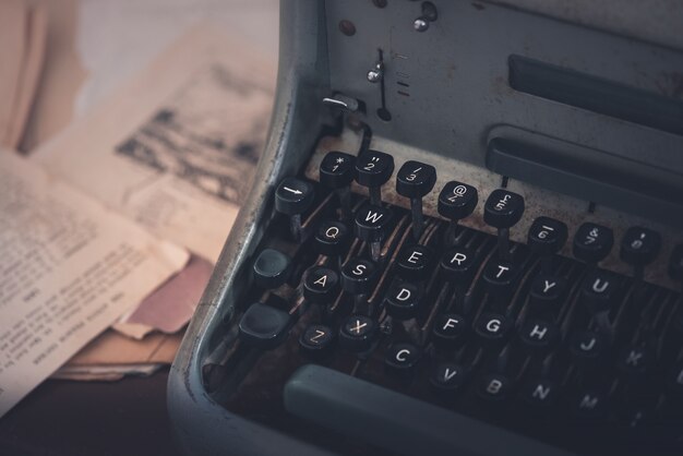 Máquina de escrever vintage em uma mesa de autor