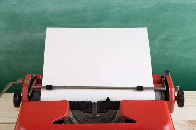 Máquina de escrever vintage na mesa com conceito de papel em branco para escrever blogs de jornalismo