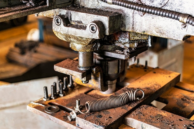 Máquina de estampagem hidráulica de automação linha de produção máquinas industriais de metalurgia Closeup de uma prensa hidráulica em uma oficina industrial em uma fábrica