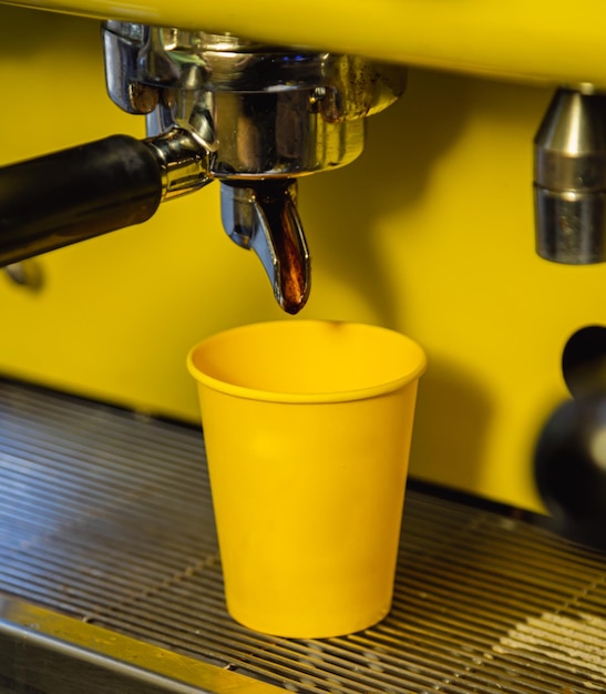 Foto máquina de expresso que serve café quente indústria de cafés barista que faz cappuccino cafeína