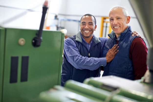 Máquina de fábrica e colegas de trabalho em discussão feliz manutenção para segurança industrial e diversidade empregados juntos sistema de monitoramento de produção de engenharia mecânica ou inspeção em armazém
