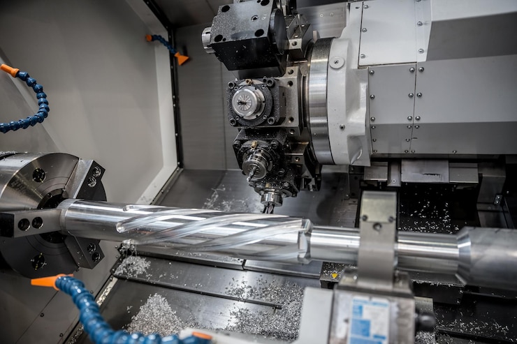 Foto máquina de fresagem cnc para metais. corte de metal moderna tecnologia de processamento. profundidade de campo pequena. aviso - tiro autêntico em condições desafiadoras. um pouco granulado e talvez borrado.