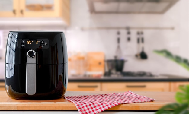 Máquina de fritura de ar cozinhar batatas fritas na cozinha estilo de vida da nova cozinha normal
